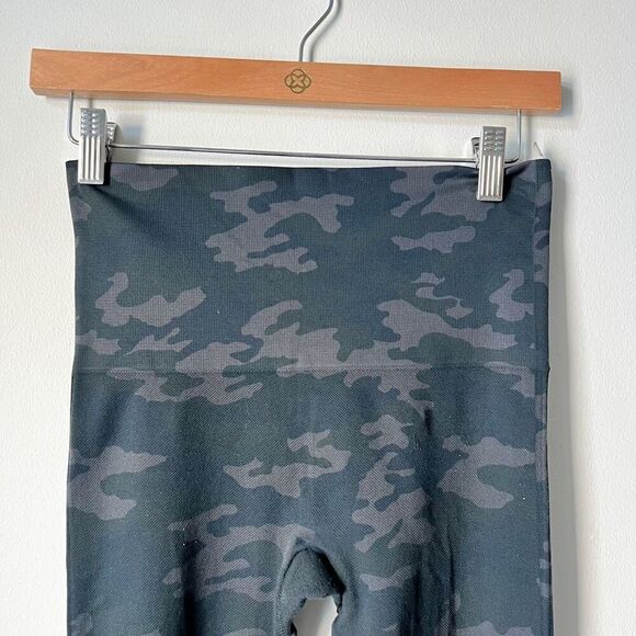 SPANX Look At Me Now Leggings in Black Camo Size S - Picture 6 of 7